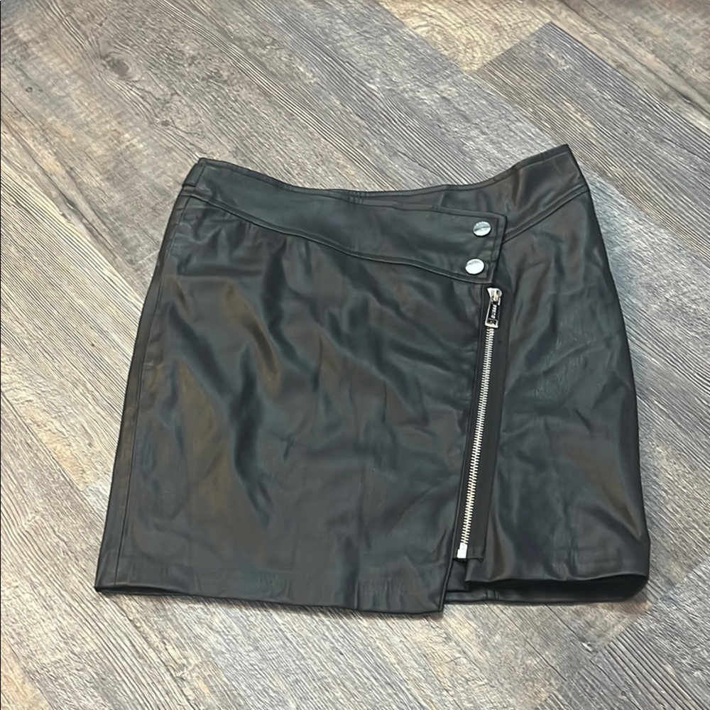 EUC Guess Black y2k mini skirt